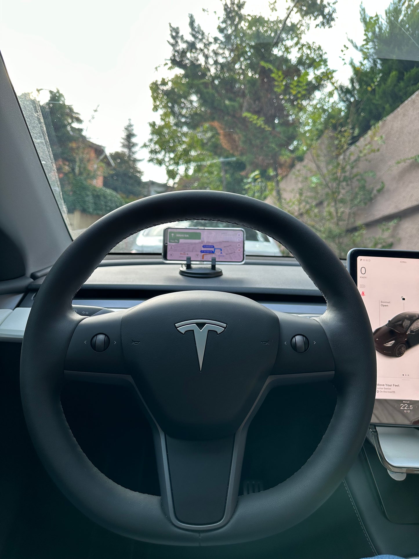 Model Y Telefon Tutacağı